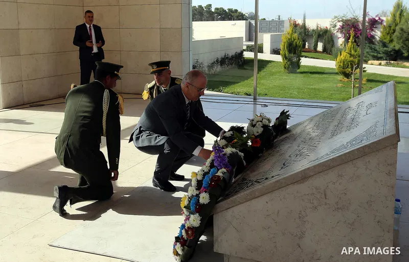 Palestinian Prime Minister Rami Hamdallah lays a wreath on the grave of late Palestinian leader Yasser Arafat, to mark the 12th anniversary of the former leader's death, on November 11, 2016 in the West Bank city of Rama...