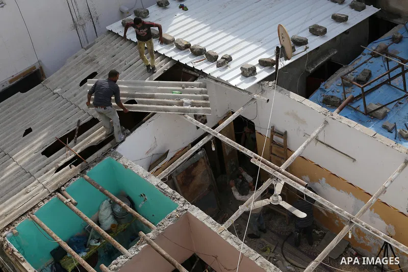 Palestinian workers reconstruct of houses poor families funded by the Minister of Awqaf and Religious Affairs, in Gaza city, on November 13, 2016. Photo by Mohammed Asad