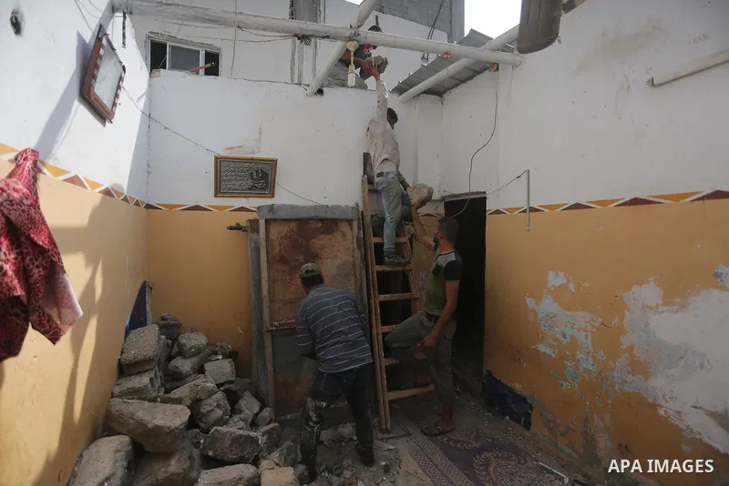 Palestinian workers reconstruct of houses poor families funded by the Minister of Awqaf and Religious Affairs, in Gaza city, on November 13, 2016. Photo by Mohammed Asad
