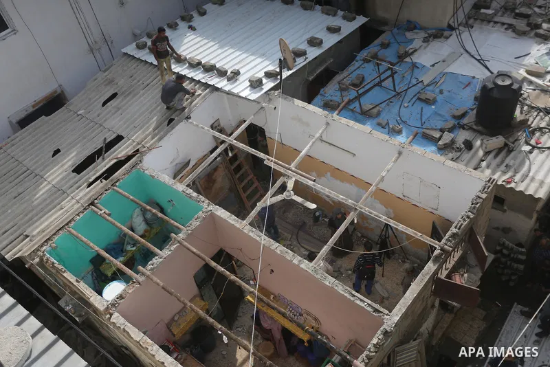 Palestinian workers reconstruct of houses poor families funded by the Minister of Awqaf and Religious Affairs, in Gaza city, on November 13, 2016. Photo by Mohammed Asad