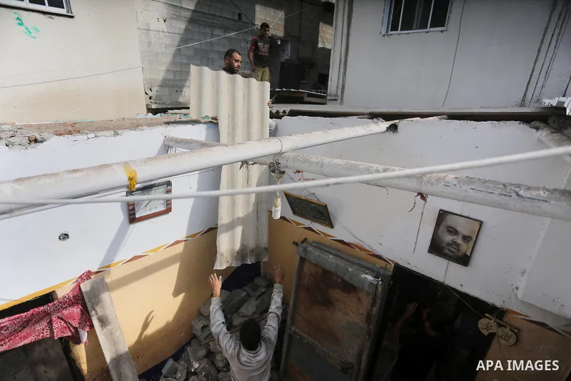 Palestinian workers reconstruct of houses poor families funded by the Minister of Awqaf and Religious Affairs, in Gaza city, on November 13, 2016. Photo by Mohammed Asad