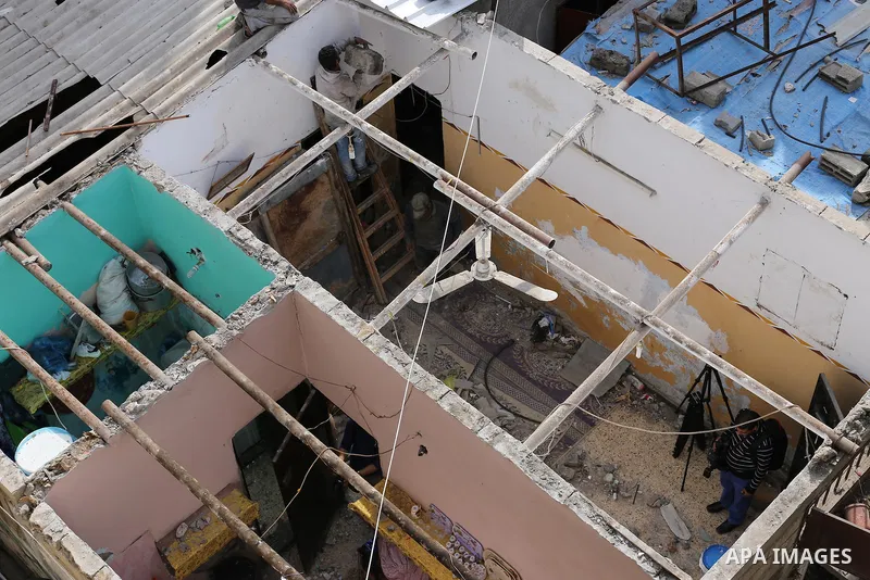 Palestinian workers reconstruct of houses poor families funded by the Minister of Awqaf and Religious Affairs, in Gaza city, on November 13, 2016. Photo by Mohammed Asad