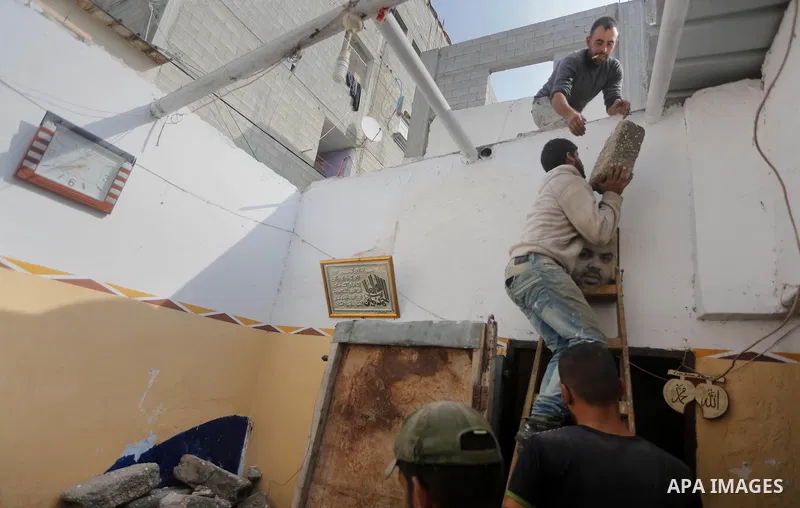 Palestinian workers reconstruct of houses poor families funded by the Minister of Awqaf and Religious Affairs, in Gaza city, on November 13, 2016. Photo by Mohammed Asad