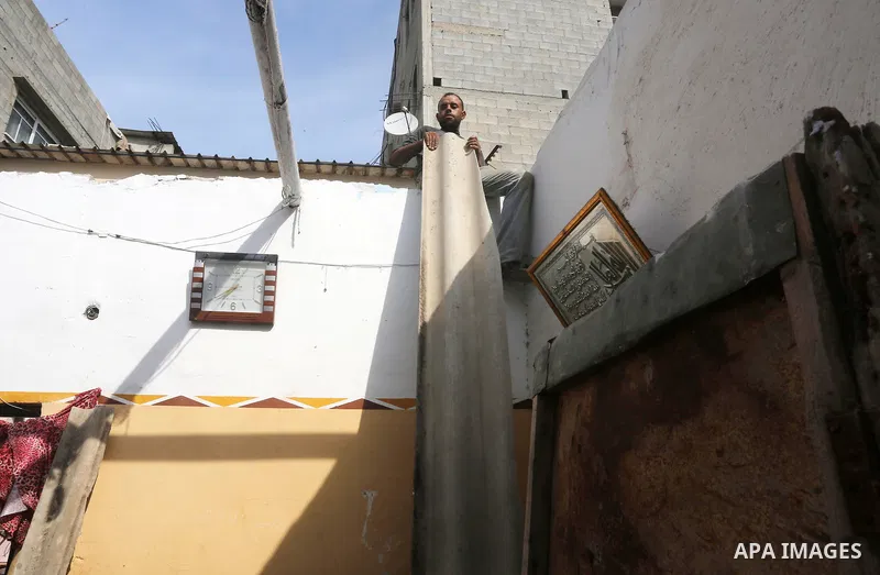 Palestinian workers reconstruct of houses poor families funded by the Minister of Awqaf and Religious Affairs, in Gaza city, on November 13, 2016. Photo by Mohammed Asad