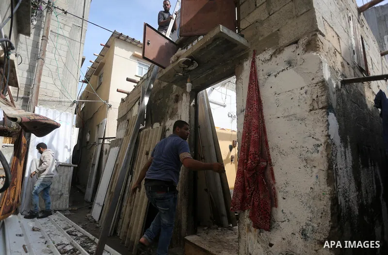 Palestinian workers reconstruct of houses poor families funded by the Minister of Awqaf and Religious Affairs, in Gaza city, on November 13, 2016. Photo by Mohammed Asad