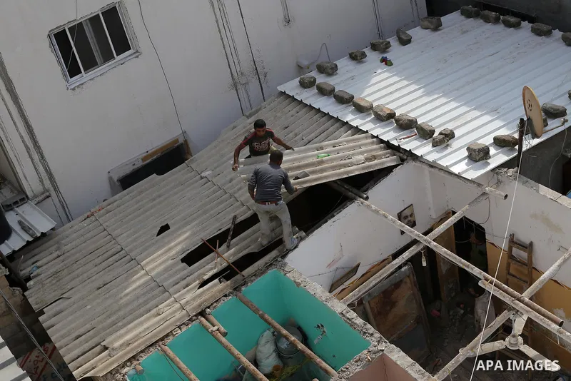 Palestinian workers reconstruct of houses poor families funded by the Minister of Awqaf and Religious Affairs, in Gaza city, on November 13, 2016. Photo by Mohammed Asad