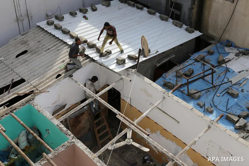 Palestinian workers reconstruct of houses poor families funded by the Minister of Awqaf and Religious Affairs, in Gaza city, on November 13, 2016. Photo by Mohammed Asad