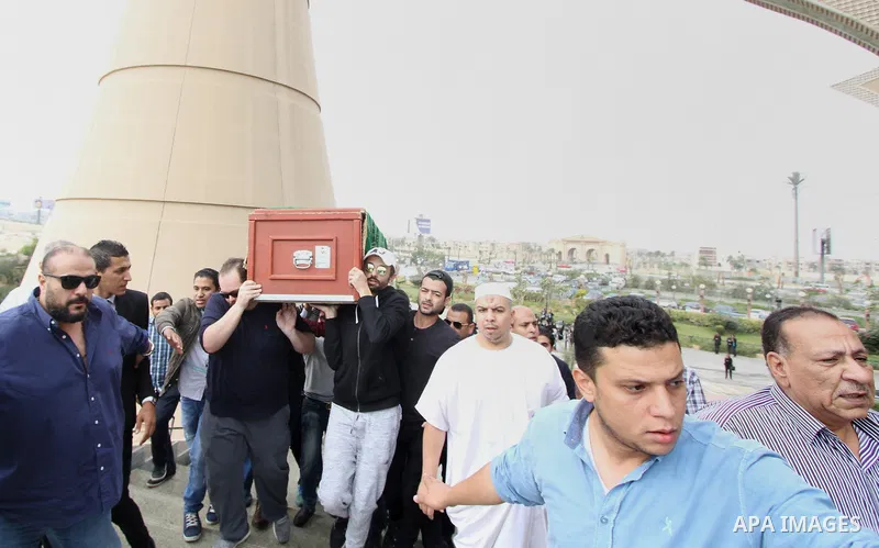 Egyptian mourners attend the funeral of the Egyptian actor Mahmoud Abdel-Aziz in Cairo on November 13, 2016. Photo by Amr Sayed