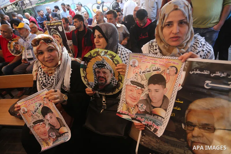 Palestinians take part during a protest to show solidarity with Palestinian prisoners on hunger strike in Israeli Jails, in front of Red cross office in Gaza city, on November 14, 2016. Photo by Mohammed Asad