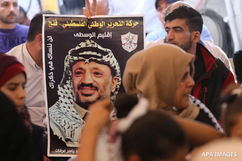 Palestinians take part during a protest to show solidarity with Palestinian prisoners on hunger strike in Israeli Jails, in front of Red cross office in Gaza city, on November 14, 2016. Photo by Mohammed Asad