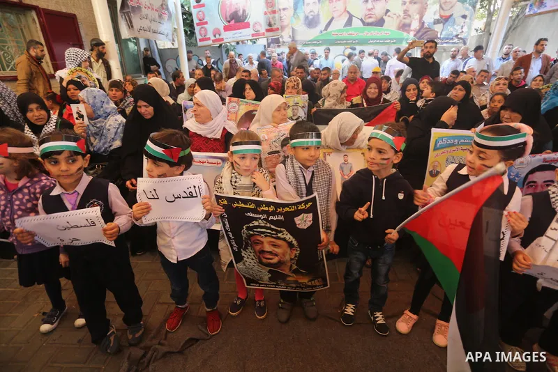 Palestinians take part during a protest to show solidarity with Palestinian prisoners on hunger strike in Israeli Jails, in front of Red cross office in Gaza city, on November 14, 2016. Photo by Mohammed Asad