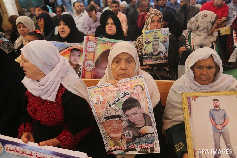 Palestinians take part during a protest to show solidarity with Palestinian prisoners on hunger strike in Israeli Jails, in front of Red cross office in Gaza city, on November 14, 2016. Photo by Mohammed Asad