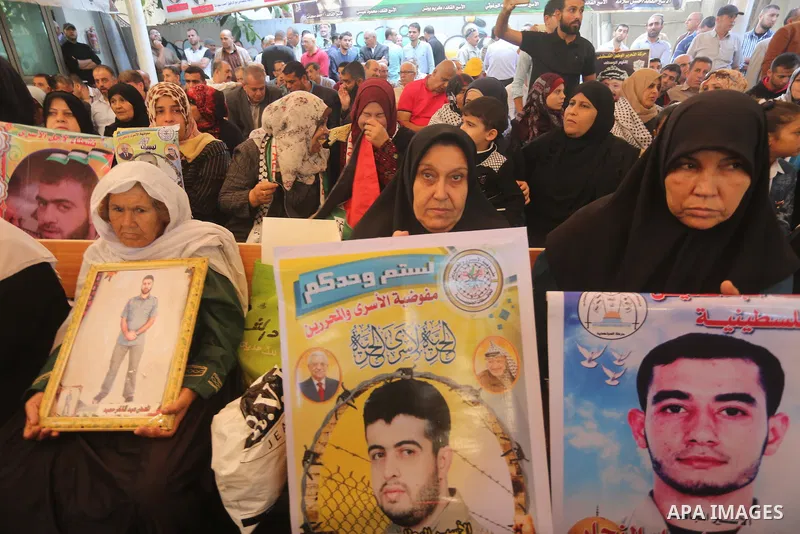 Palestinians take part during a protest to show solidarity with Palestinian prisoners on hunger strike in Israeli Jails, in front of Red cross office in Gaza city, on November 14, 2016. Photo by Mohammed Asad