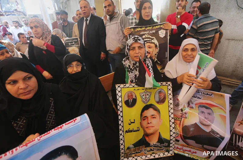 Palestinians take part during a protest to show solidarity with Palestinian prisoners on hunger strike in Israeli Jails, in front of Red cross office in Gaza city, on November 14, 2016. Photo by Mohammed Asad