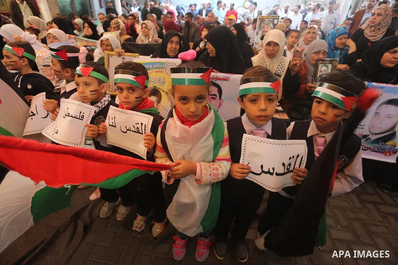 Palestinians take part during a protest to show solidarity with Palestinian prisoners on hunger strike in Israeli Jails, in front of Red cross office in Gaza city, on November 14, 2016. Photo by Mohammed Asad