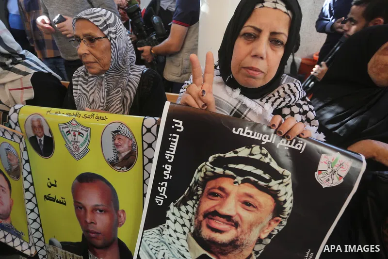 Palestinians take part during a protest to show solidarity with Palestinian prisoners on hunger strike in Israeli Jails, in front of Red cross office in Gaza city, on November 14, 2016. Photo by Mohammed Asad
