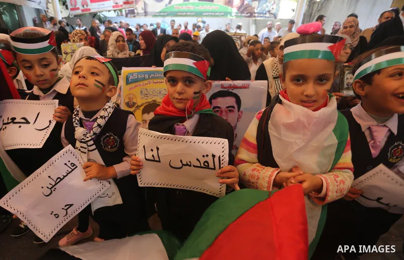 Palestinians take part during a protest to show solidarity with Palestinian prisoners on hunger strike in Israeli Jails, in front of Red cross office in Gaza city, on November 14, 2016. Photo by Mohammed Asad