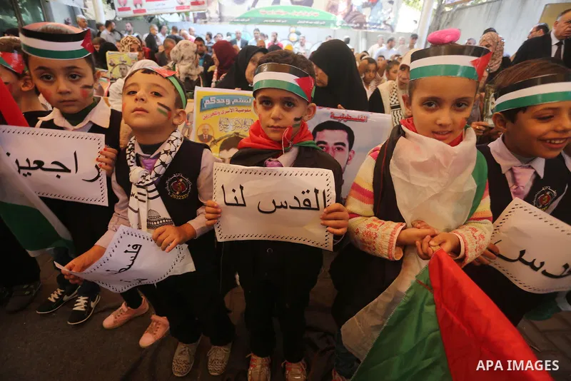 Palestinians take part during a protest to show solidarity with Palestinian prisoners on hunger strike in Israeli Jails, in front of Red cross office in Gaza city, on November 14, 2016. Photo by Mohammed Asad