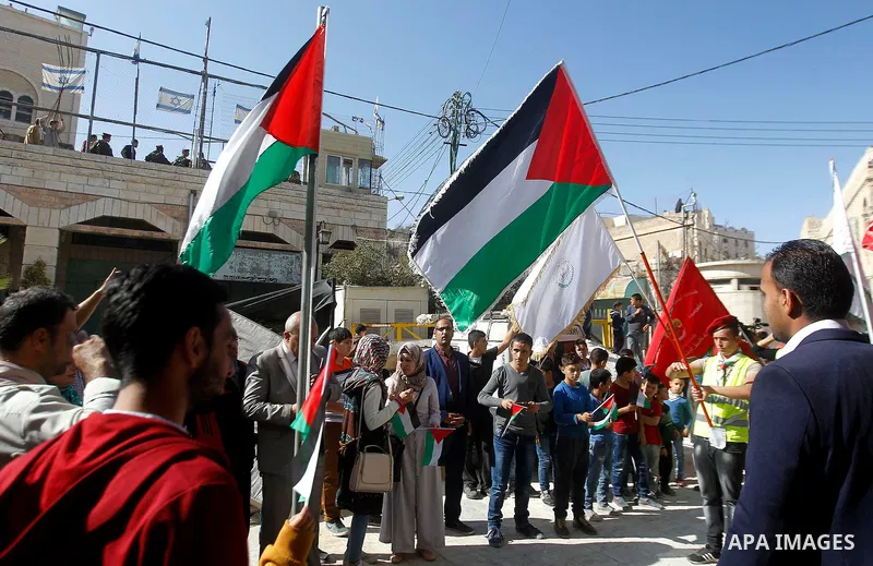 Palestinian scouts take part in a march marking the Palestinian national day of independence, in the West Bank city of Hebron on November 15, 2016. Photo by Wisam Hashlamoun