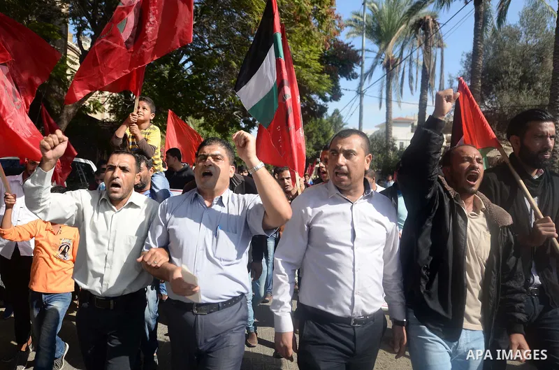 Palestinian supporters of the Popular Front for the Liberation of Palestine (PFLP) take part in a protest marking the national day of independence, in Gaza City on November 15, 2016. Photo by Hassan Jedi