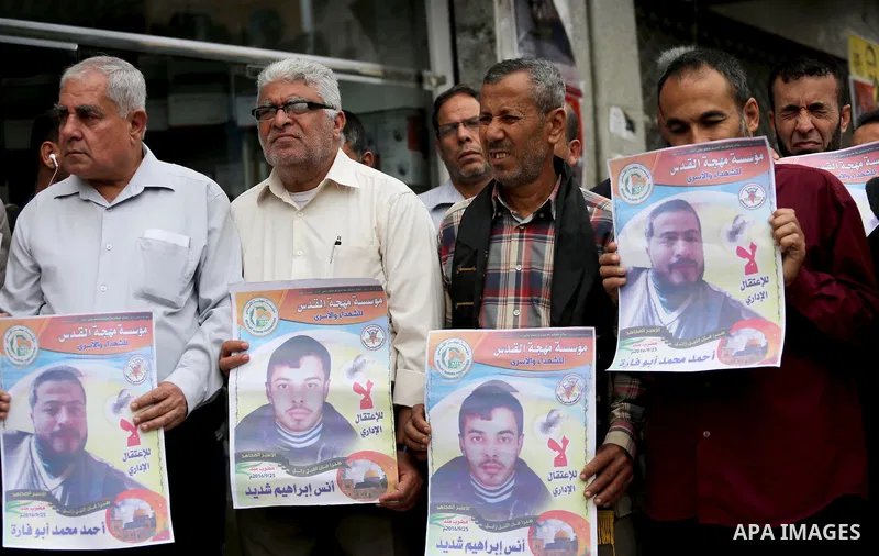 Palestinians take part during a protest to show solidarity with Palestinian prisoners on hunger strike in Israeli Jails, in Gaza city, on November 16, 2016. Photo by Mohammed Asad