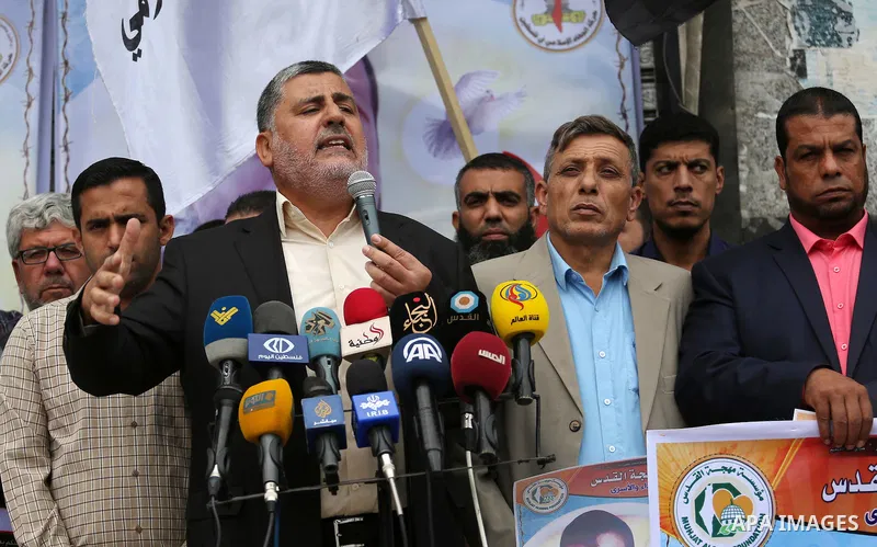 Palestinians take part during a protest to show solidarity with Palestinian prisoners on hunger strike in Israeli Jails, in Gaza city, on November 16, 2016. Photo by Mohammed Asad
