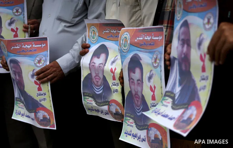Palestinians take part during a protest to show solidarity with Palestinian prisoners on hunger strike in Israeli Jails, in Gaza city, on November 16, 2016. Photo by Mohammed Asad