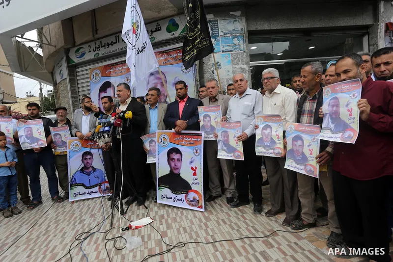 Palestinians take part during a protest to show solidarity with Palestinian prisoners on hunger strike in Israeli Jails, in Gaza city, on November 16, 2016. Photo by Mohammed Asad