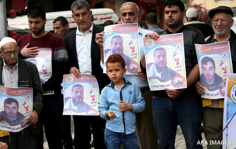 Palestinians take part during a protest to show solidarity with Palestinian prisoners on hunger strike in Israeli Jails, in Gaza city, on November 16, 2016. Photo by Mohammed Asad