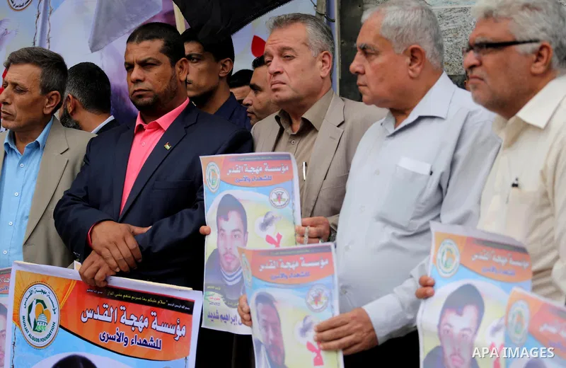 Palestinians take part during a protest to show solidarity with Palestinian prisoners on hunger strike in Israeli Jails, in Gaza city, on November 16, 2016. Photo by Mohammed Asad