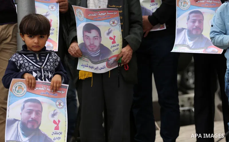 Palestinians take part during a protest to show solidarity with Palestinian prisoners on hunger strike in Israeli Jails, in Gaza city, on November 16, 2016. Photo by Mohammed Asad