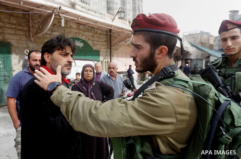 A Palestinian man scuffles with Israeli security forces after arrested two Palestinian youths, charges throw stones towards Israeli soldiers, in the West Bank city of Hebron, on Nov. 16, 2016. Photo by Wisam Hashlamoun