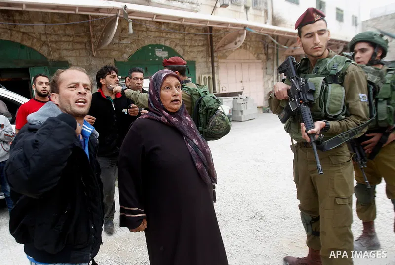 A Palestinian man scuffles with Israeli security forces after arrested two Palestinian youths, charges throw stones towards Israeli soldiers, in the West Bank city of Hebron, on Nov. 16, 2016. Photo by Wisam Hashlamoun