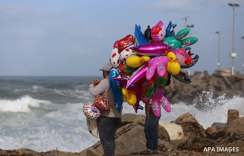 A Palestinian man sells Balloons at the Gaza seaport, on November 17, 2016. Photo by Yasser Qudih