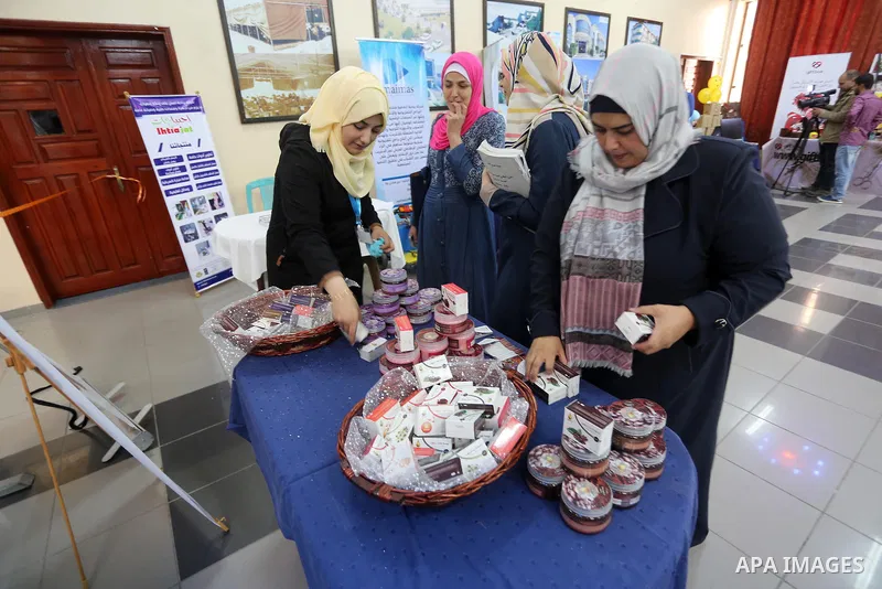 Palestinians take part during technology exhibition funded by Islamic Development Bank in Jeddah, at the Islamic University in Gaza city, on Nov. 20, 2016. Photo by Mohammed Asad
