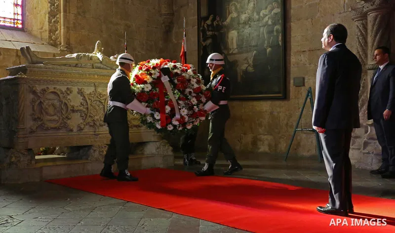 Egyptian counterpart Abdel Fattah al-Sisi attends the military honours at the Belem monastery on the beginning of a state visit in Lisbon, on November 21, 2016. Photo by Egyptian President Office
