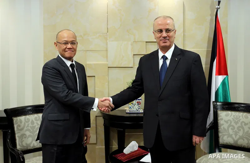 Palestinian Prime Minister Rami Hamdallah meets with Thailand's Ambassador to the United Nations Virachai Plasai, in the West Bank city of Ramallah, on November 23, 2016. Photo by Prime Minister Office