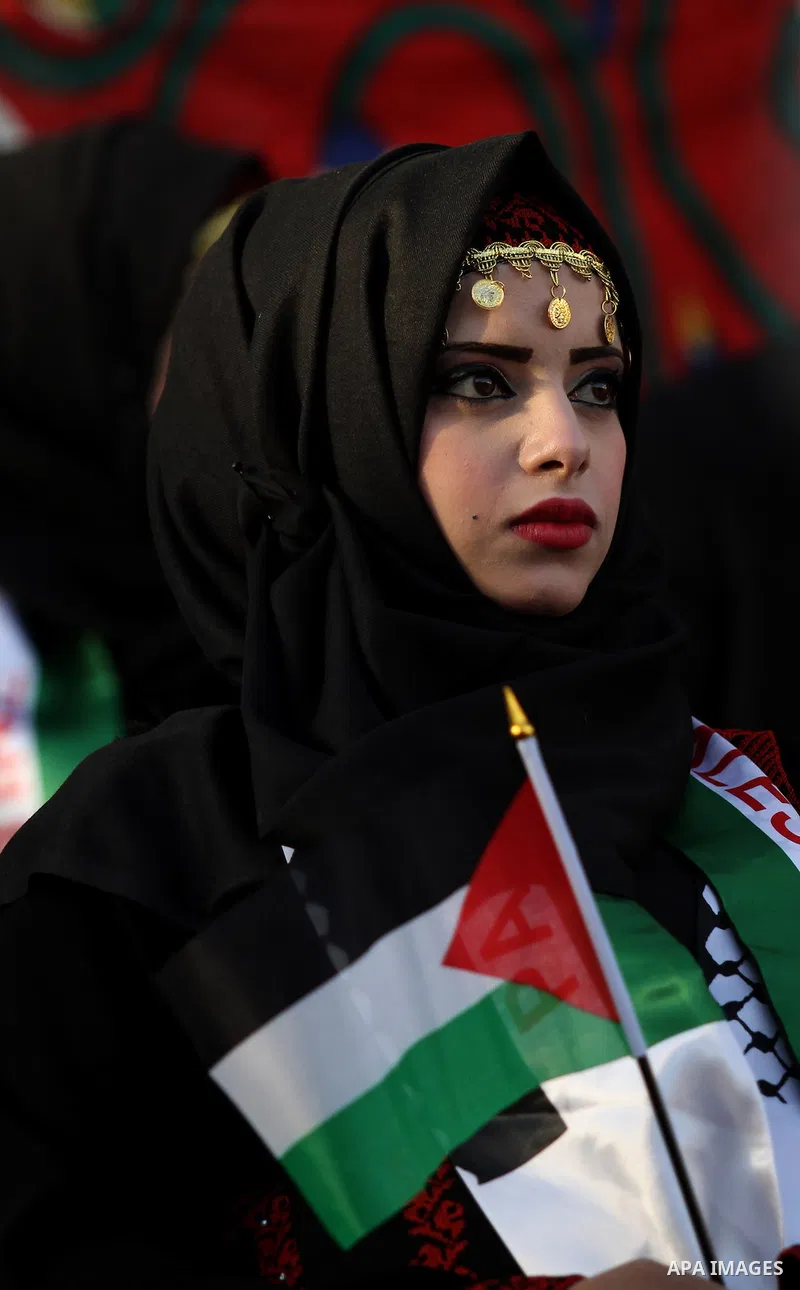 A Palestinian bride takes part in a mass wedding ceremony for 27 couples, supported by Palestinian President Mahmoud Abbas in the West Bank city of Jenin November 24, 2016. Photo by Nedal Eshtayah