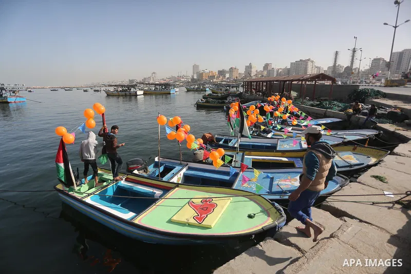 Palestinians take part in the international campaign against violence against women, at the seaport in Gaza City, on November 27, 2016. Photo by Mohammed Asad