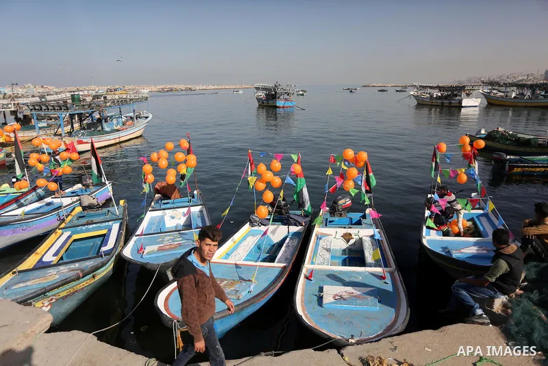 Palestinians take part in the international campaign against violence against women, at the seaport in Gaza City, on November 27, 2016. Photo by Mohammed Asad