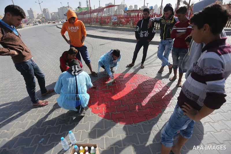 Palestinians take part in the international campaign against violence against women, at the seaport in Gaza City, on November 27, 2016. Photo by Mohammed Asad