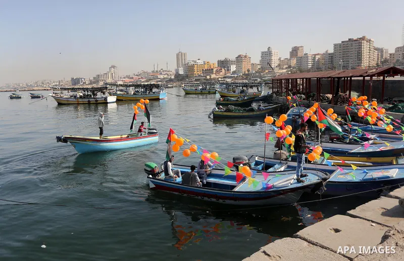 Palestinians take part in the international campaign against violence against women, at the seaport in Gaza City, on November 27, 2016. Photo by Mohammed Asad