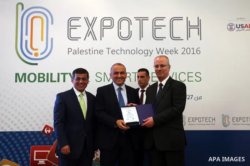 Palestinian prime Minister, Rami Hamdalah, attends the Week Palestine technological XIII Expotech 2016, in the West Bank city of Ramallah, on November 27, 2016. Photo by Prime Minister Office