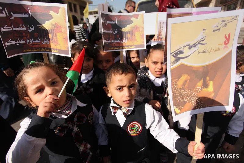 Palestinians take part during a protest to show solidarity with Palestinian prisoners on hunger strike in Israeli Jails, in front of Red cross office in Gaza city, on November 28, 2016. Photo by Ashraf Amra