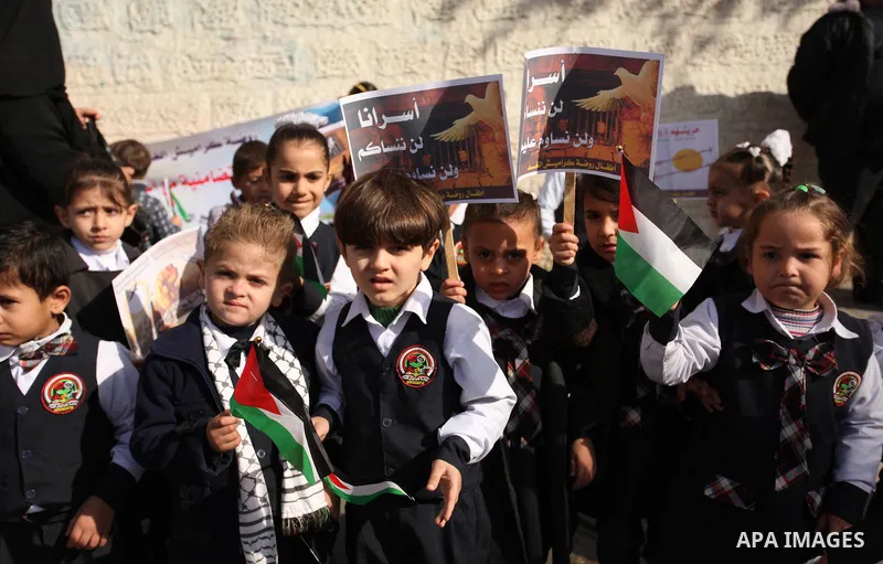 Palestinians take part during a protest to show solidarity with Palestinian prisoners on hunger strike in Israeli Jails, in front of Red cross office in Gaza city, on November 28, 2016. Photo by Ashraf Amra