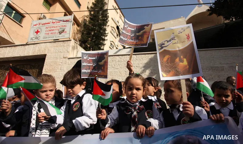 Palestinians take part during a protest to show solidarity with Palestinian prisoners on hunger strike in Israeli Jails, in front of Red cross office in Gaza city, on November 28, 2016. Photo by Ashraf Amra
