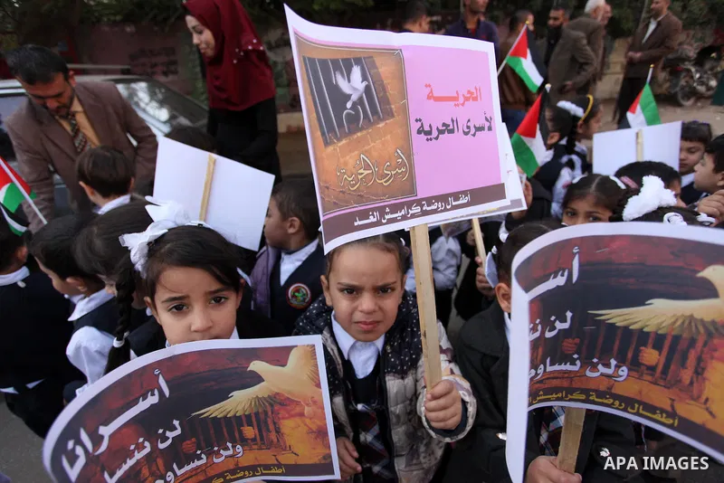 Palestinians take part during a protest to show solidarity with Palestinian prisoners on hunger strike in Israeli Jails, in front of Red cross office in Gaza city, on November 28, 2016. Photo by Ashraf Amra