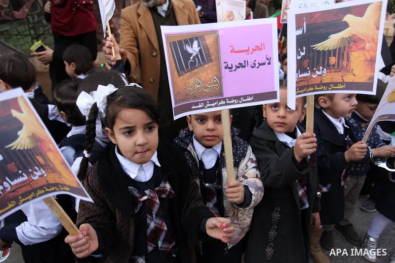 Palestinians take part during a protest to show solidarity with Palestinian prisoners on hunger strike in Israeli Jails, in front of Red cross office in Gaza city, on November 28, 2016. Photo by Ashraf Amra