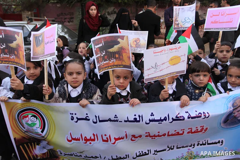 Palestinians take part during a protest to show solidarity with Palestinian prisoners on hunger strike in Israeli Jails, in front of Red cross office in Gaza city, on November 28, 2016. Photo by Ashraf Amra