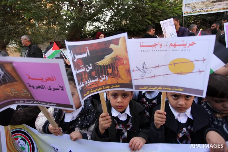 Palestinians take part during a protest to show solidarity with Palestinian prisoners on hunger strike in Israeli Jails, in front of Red cross office in Gaza city, on November 28, 2016. Photo by Ashraf Amra